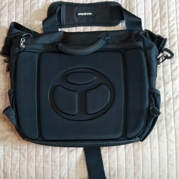 YAK PAC Messenger Crossbody Computer Bag Black Gray With Inner And Outer Pockets - Picture 5 of 8